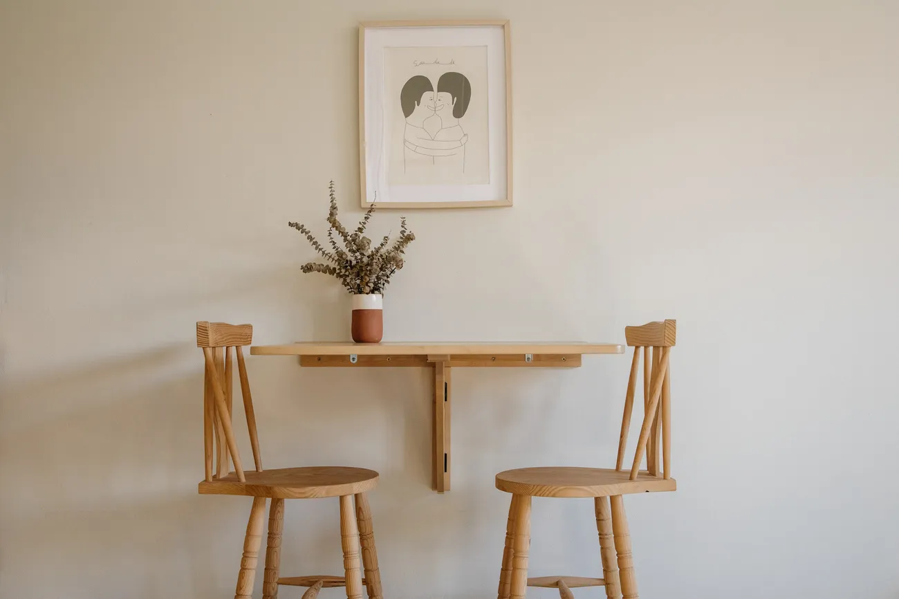 Mesa e cadeiras de madeira da Terra, com quadro Saudade