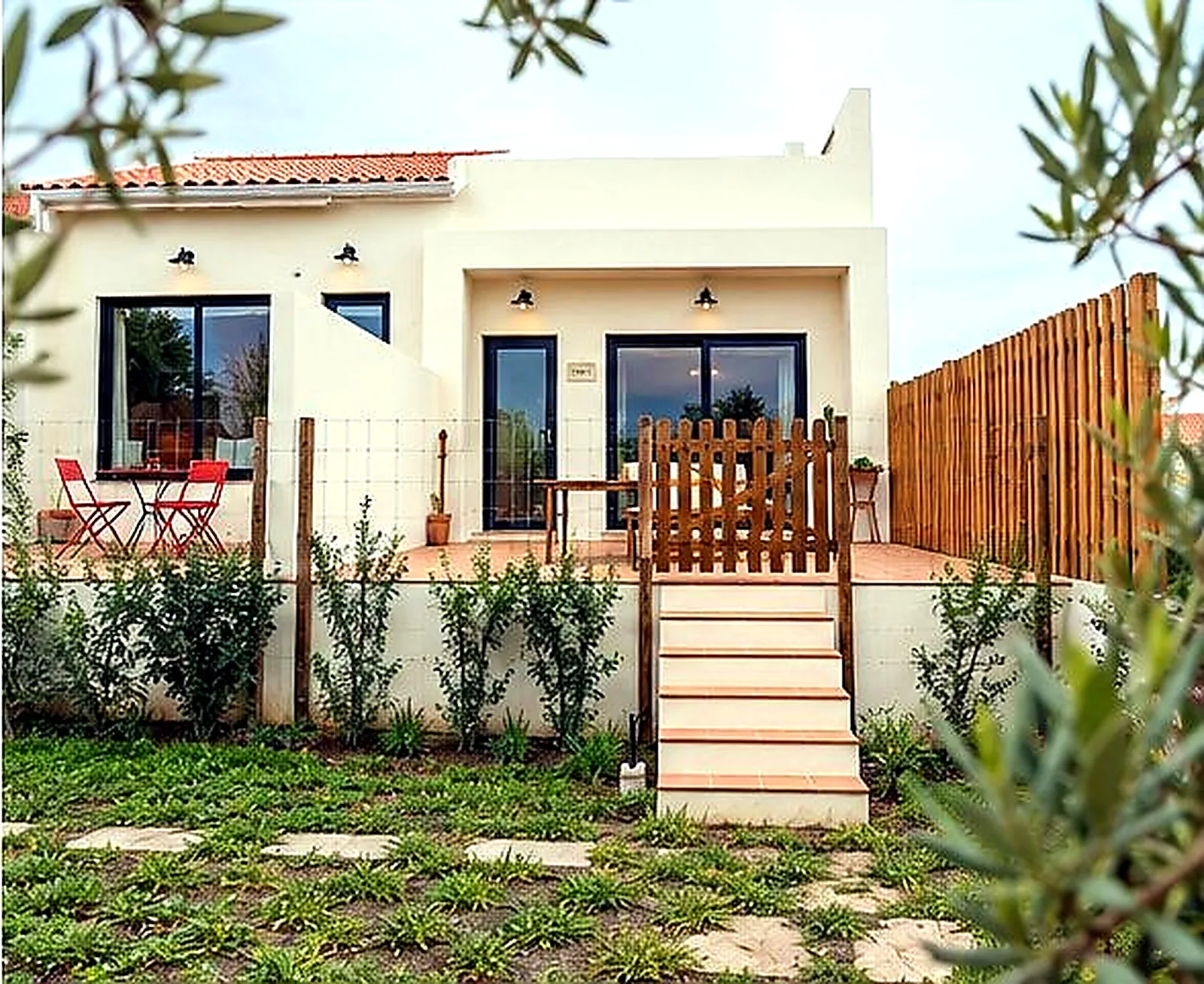 Exterior da Prima, com pátio e escadas