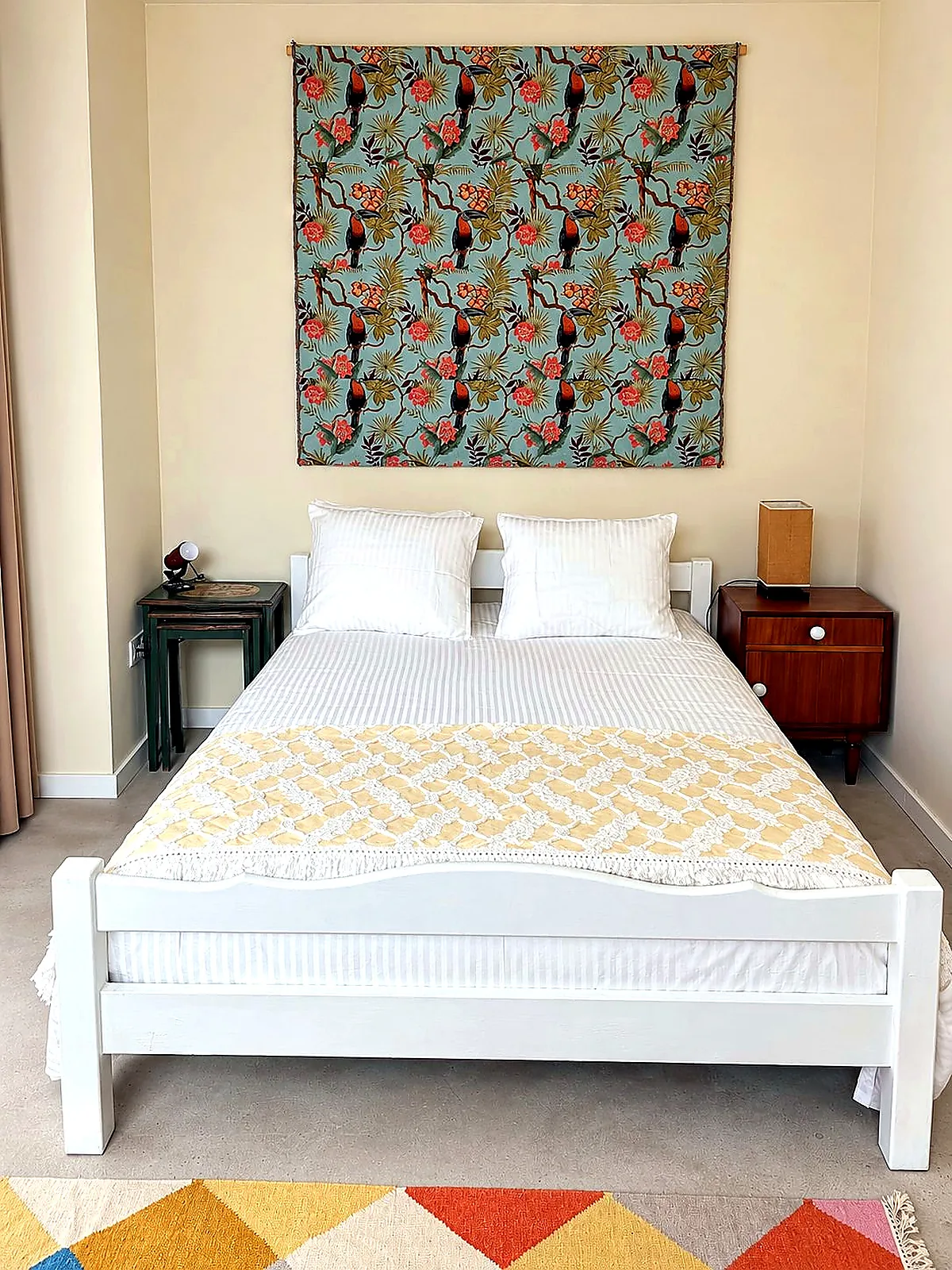 Quarto da Prima, cama de casal e tapeçaria de tucanos