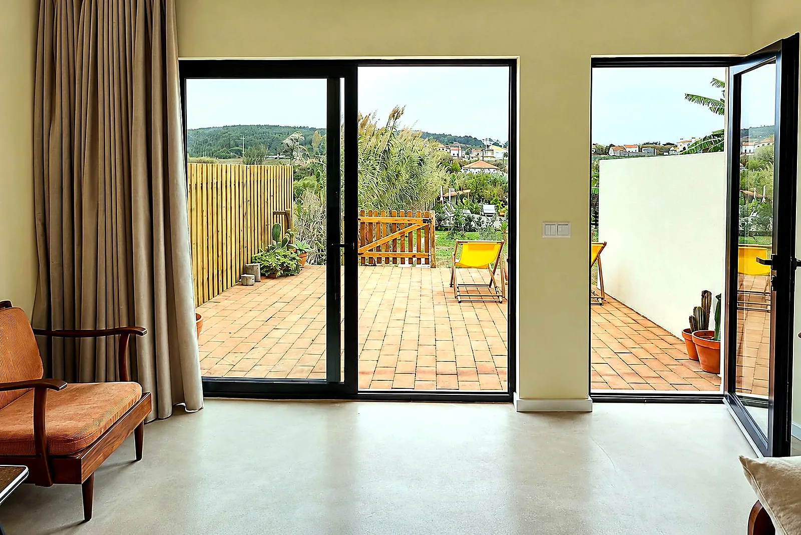 Sala da Prima com portas de vidro para o pátio