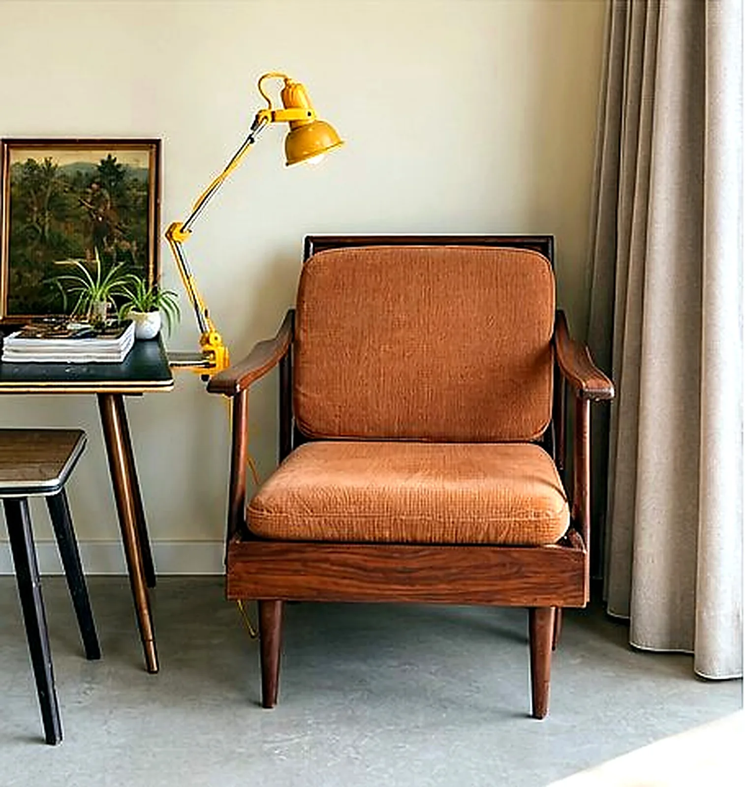 Cadeirão de leitura e candeeiro amarelo na Prima