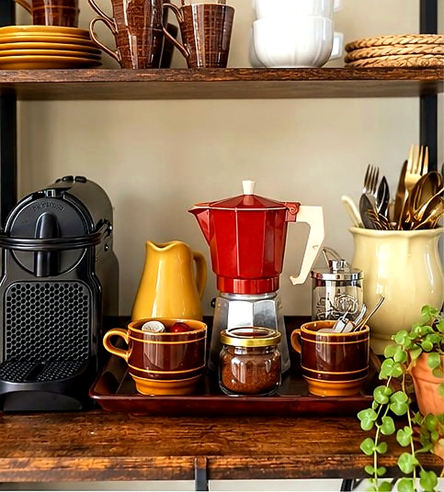 Cantinho de café da Prima, com cafeteira italiana e máquina Nespresso