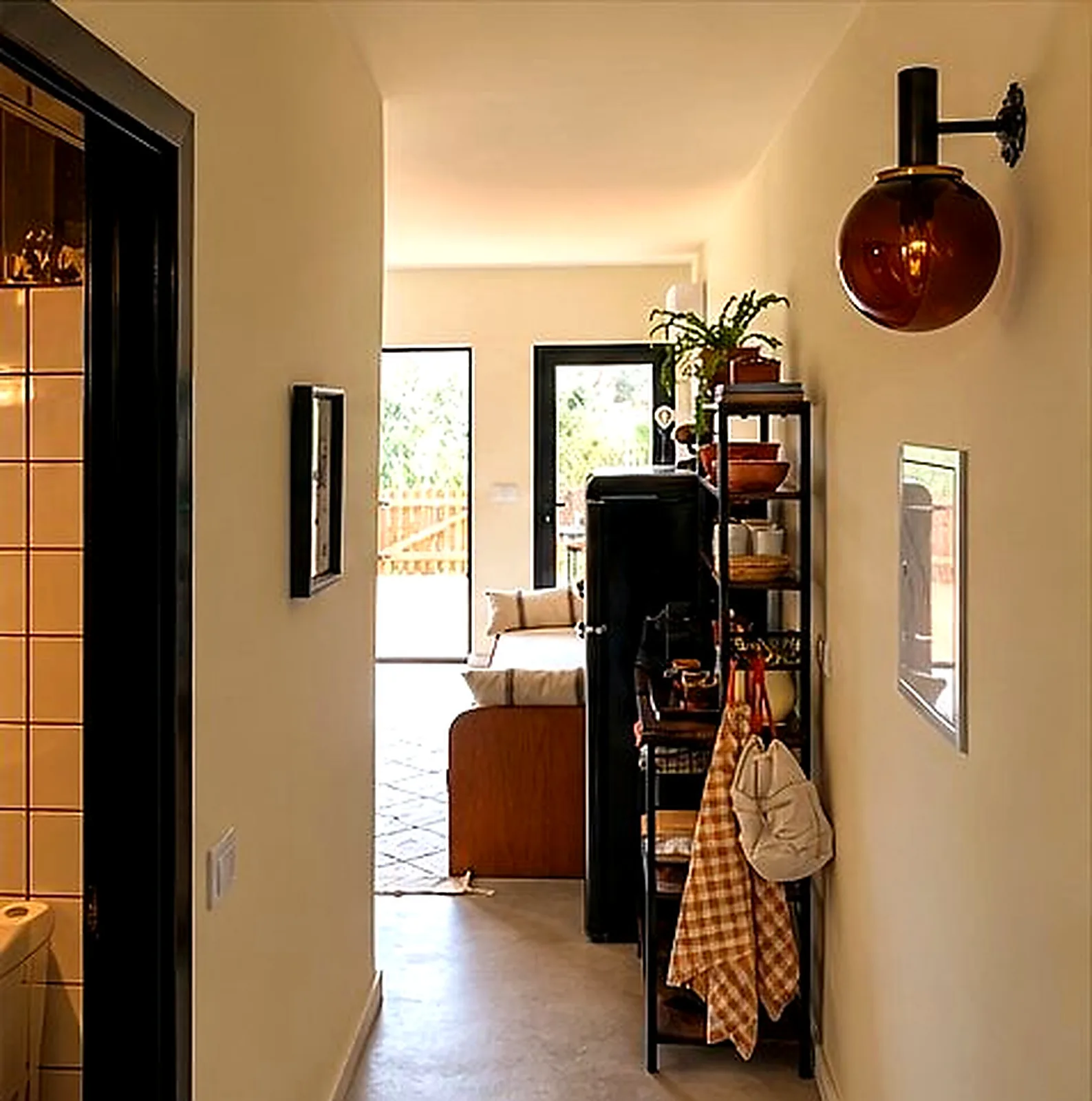 Corredor da Prima, com vista para a sala e o pátio