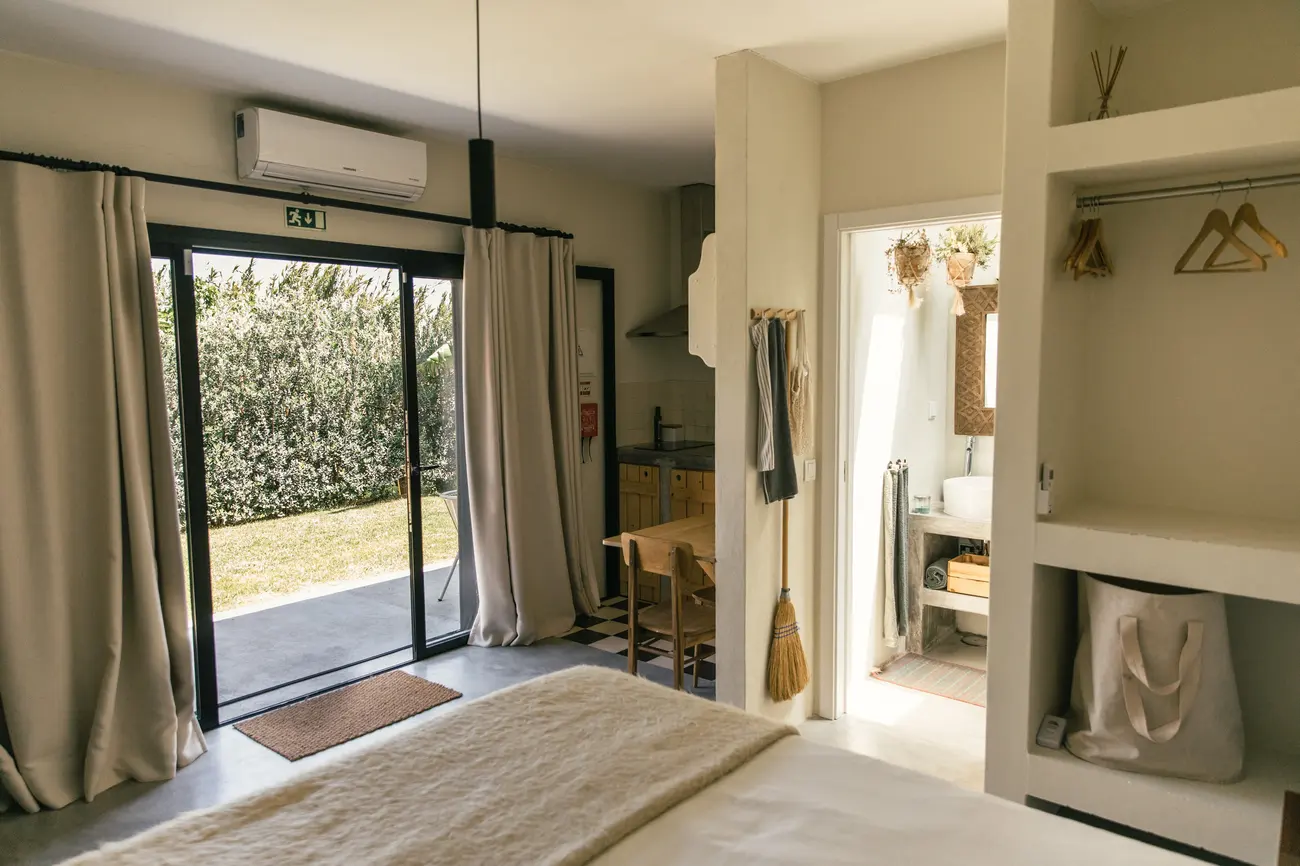 Quarto da Selva com porta de vidro para o jardim