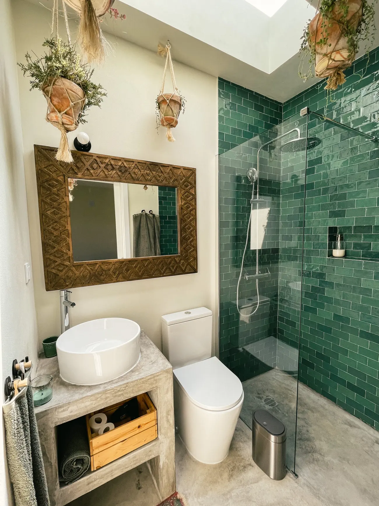 Casa de banho da Selva com espelho e lavatório