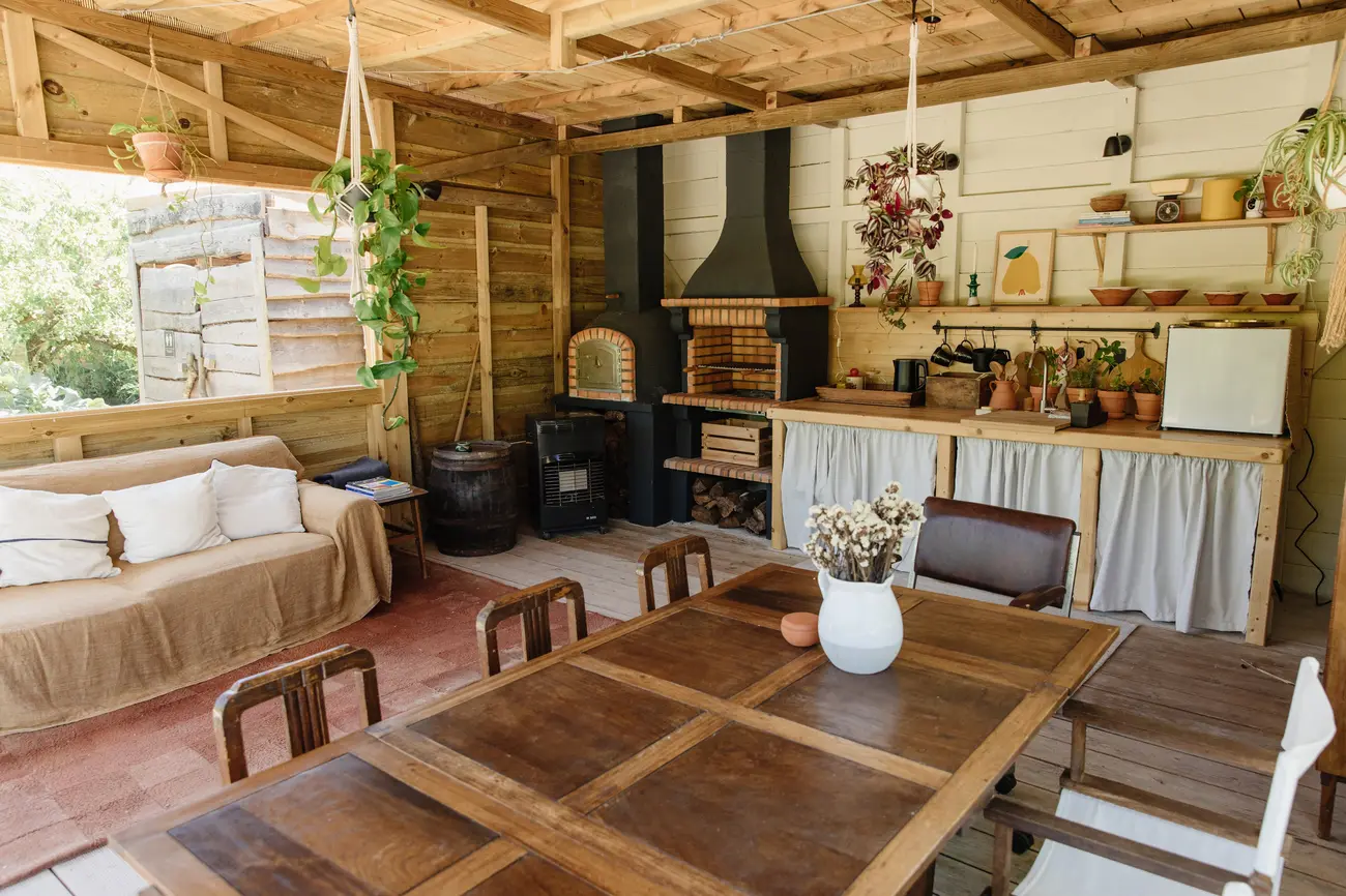 Interior da Barraca, cozinha e mesa de jantar