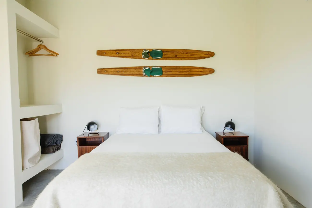 Quarto da Selva, cama e mesas de cabeceira