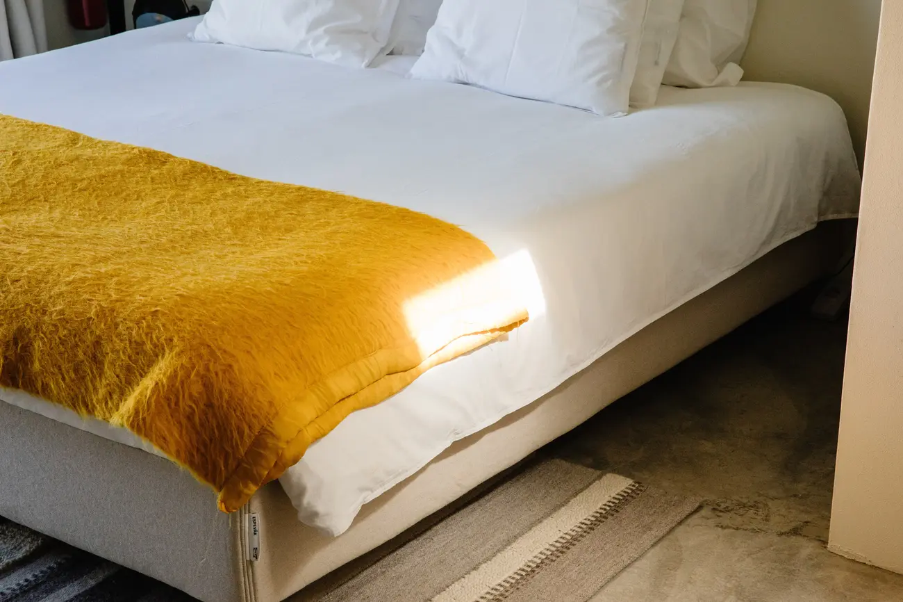 Cama da Terra, pormenor da manta mostarda