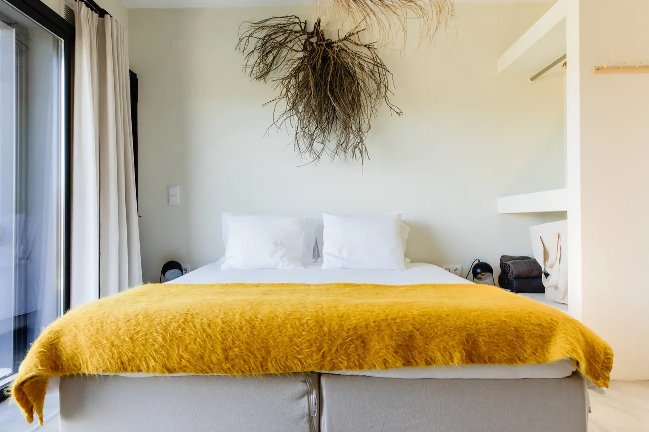 Quarto da Terra, vista ampla com decoração suspensa