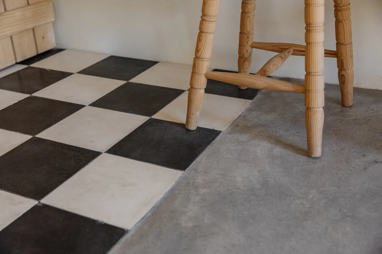 Chão em mosaico hidráulico preto e branco da Terra