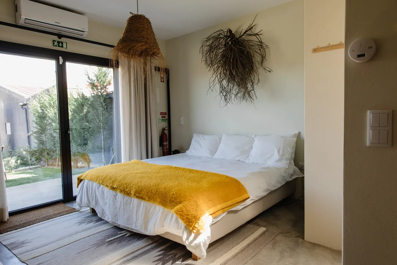 Quarto da Terra com porta de vidro para o jardim