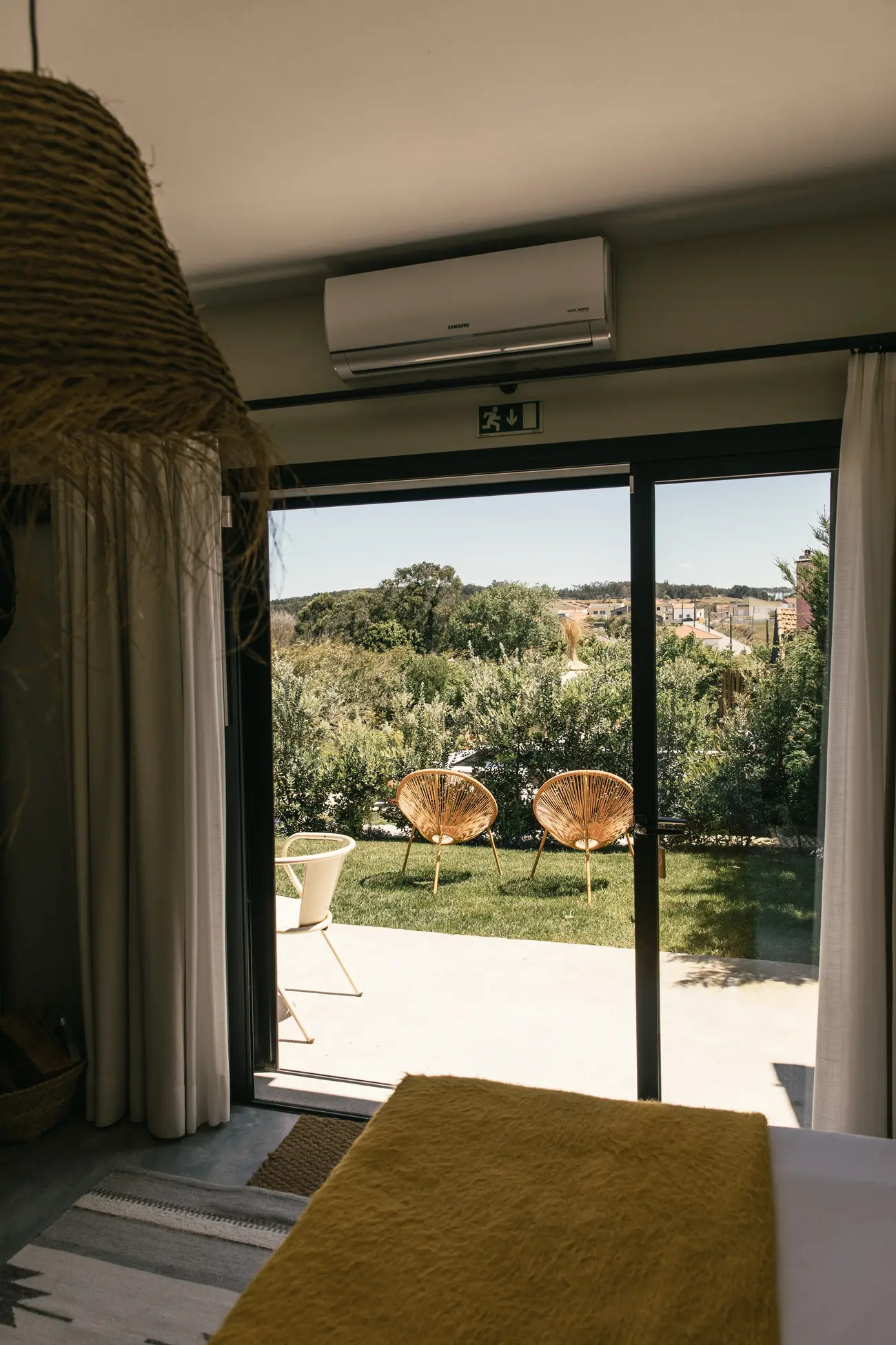 Quarto da Terra com vista para o pátio e cadeirões