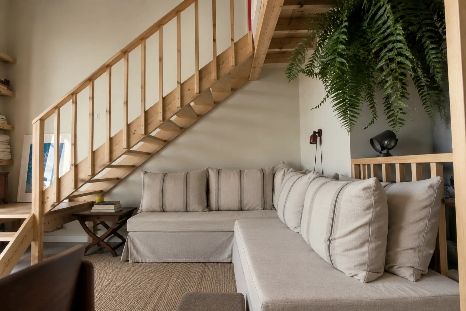 Wohnbereich der Vizinha, Schlafsofa und Treppe zur Galerie