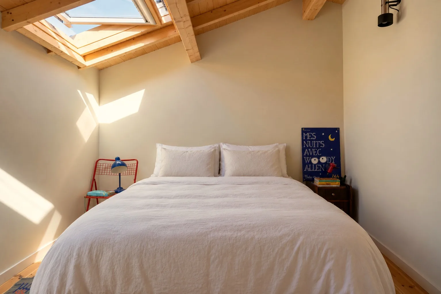 Schlafzimmer der Vizinha, mit Dachfenster und Doppelbett