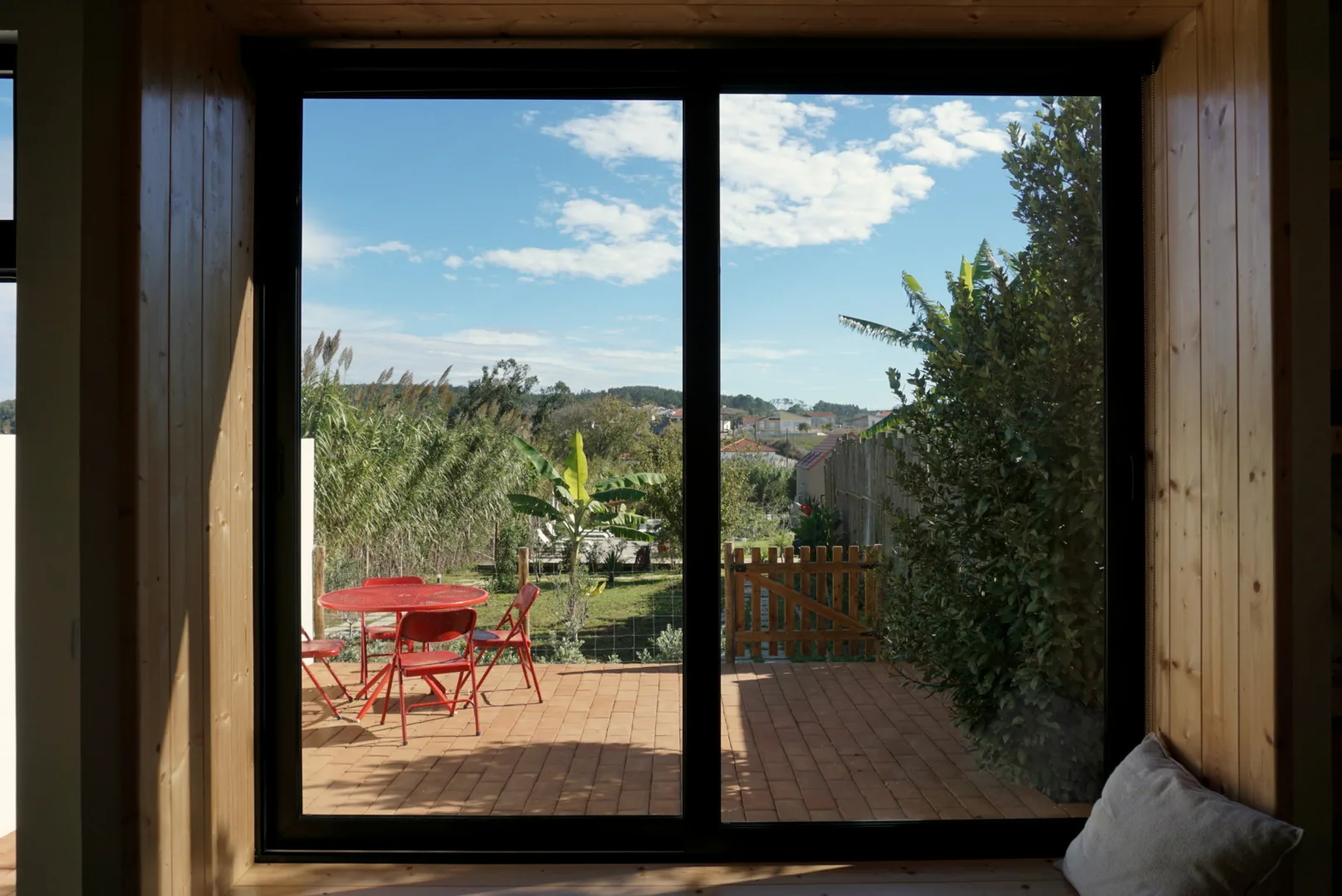 Blick vom Wohnzimmerfenster der Vizinha auf den Patio