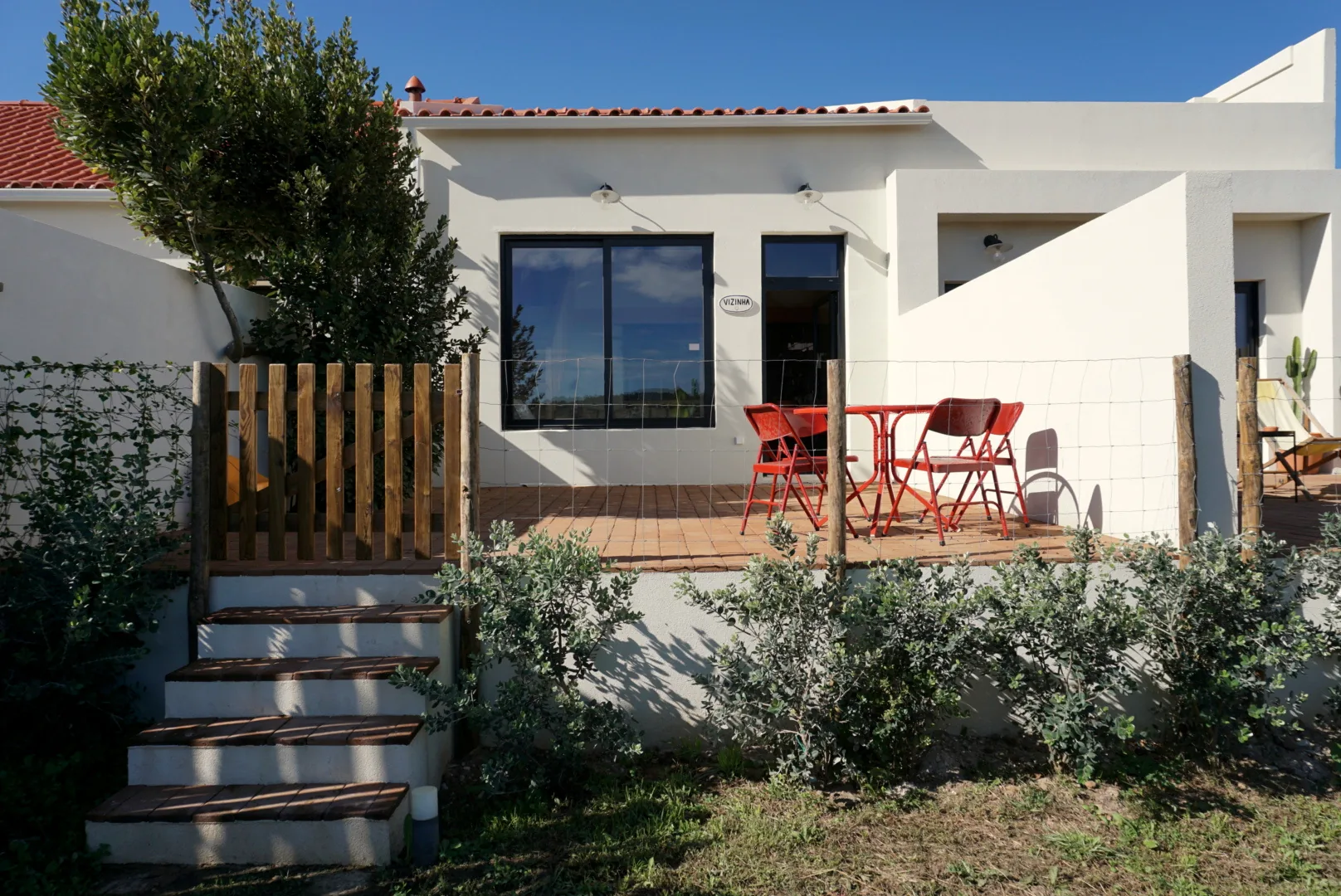 Außenansicht der Vizinha vom Garten, mit Patio und Stufen